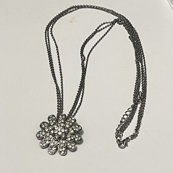 Chrysanthemum Daisy Dhalia Flower Floral Pendant Multi-chain Lobster Clasp - Picture 1 of 3